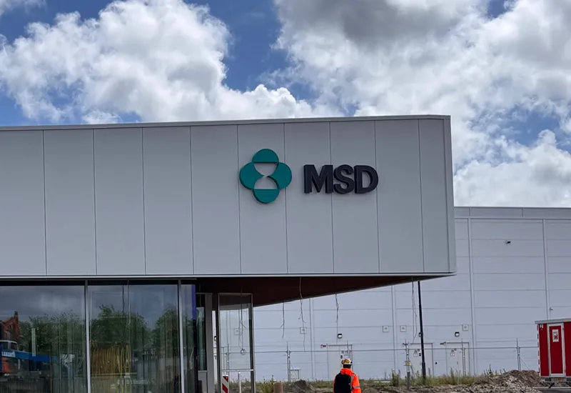 Lichtreclame en gevelbelettering bij MSD Haarlem