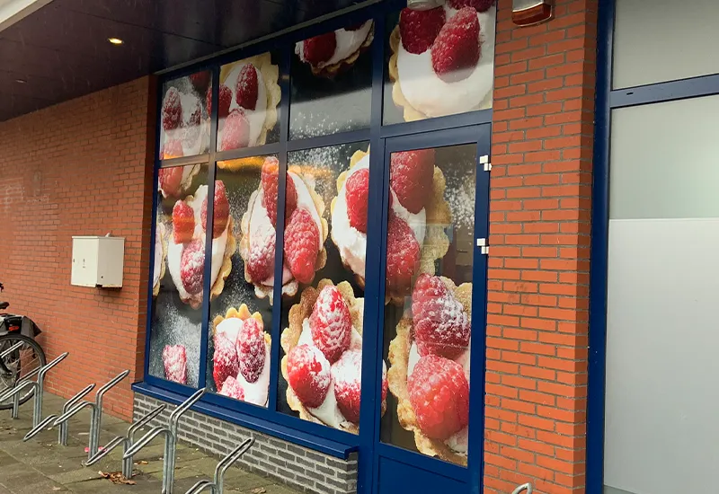 Raamfolie bij een Albert Heijn-vestiging