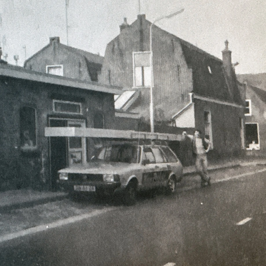 Jos Bootsma start met neonreclame in Enkhuizen