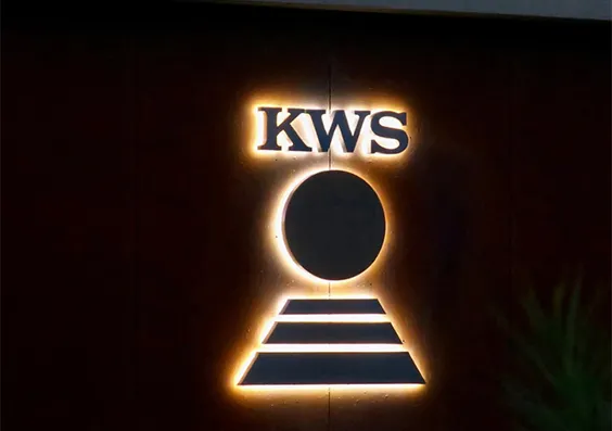 Verlichte lichtreclame van KWS
