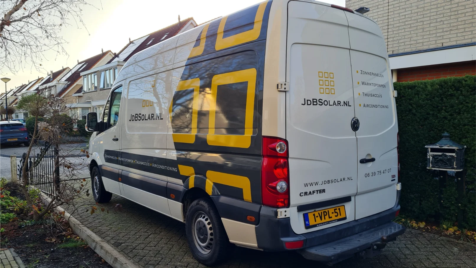 Beletterde bedrijfsbus van JDB Solar