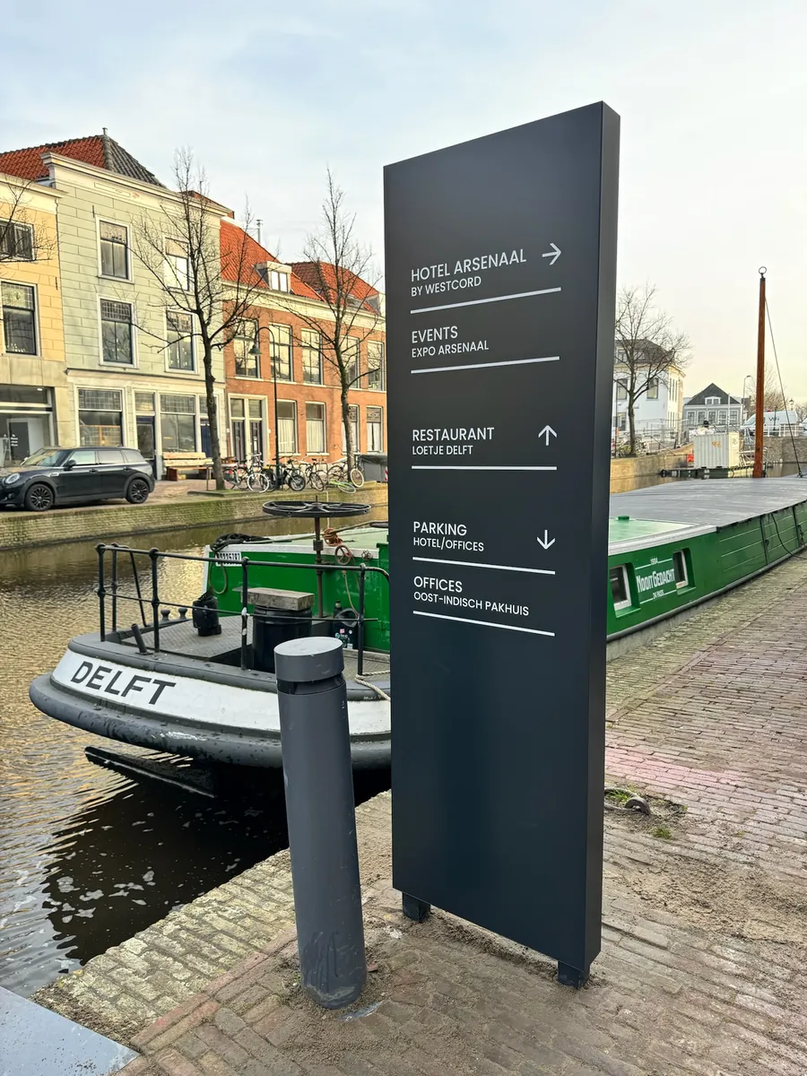 Bewegwijzeringszuil van Hotel Arsenaal aan de gracht