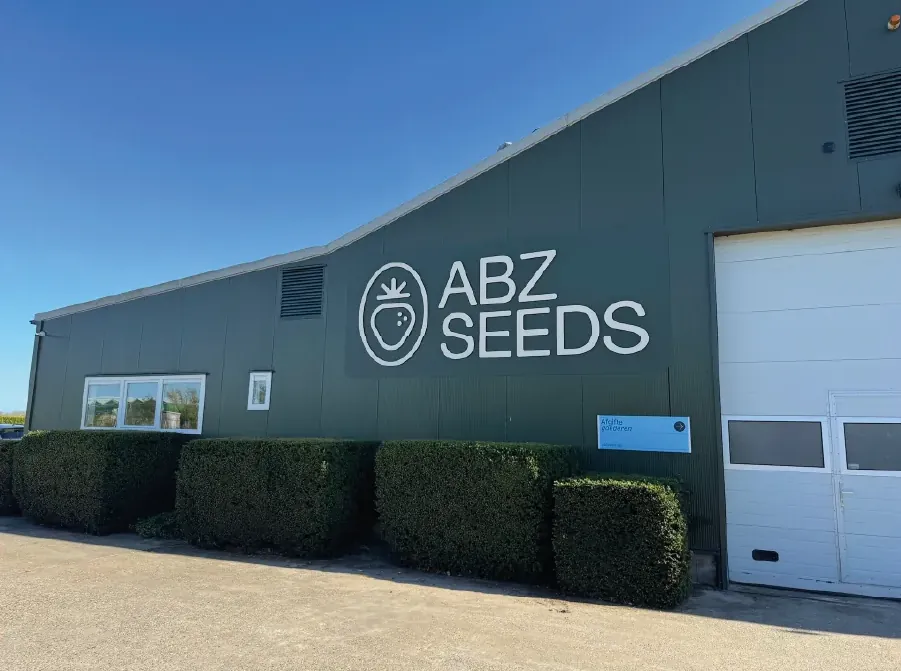 Bedrijfshal van ABZ Seeds in Andijk met logo en letters