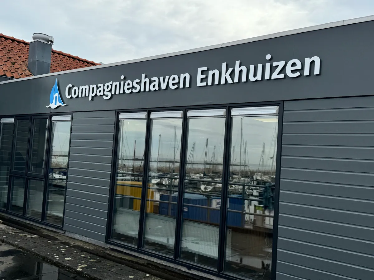 Logo en letters Compagnieshaven op de gevel