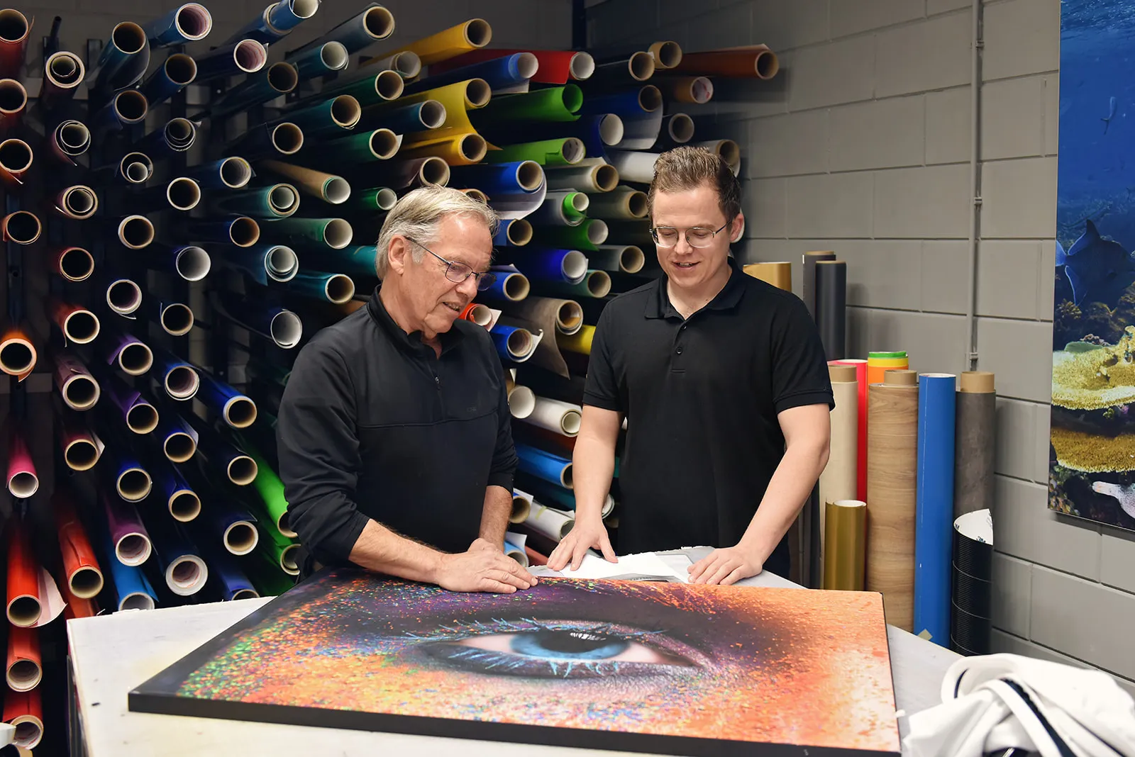 Jos en Antony Bootsma bekijken een print in de werkplaats